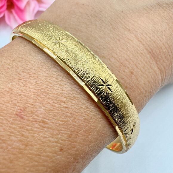 Vintage Monet Bangle Etched Starbursts Gold Tone Signed Diamond Cut Textured - Picture 6 of 12